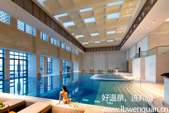 两人率先品尝了高浓度碳酸温泉